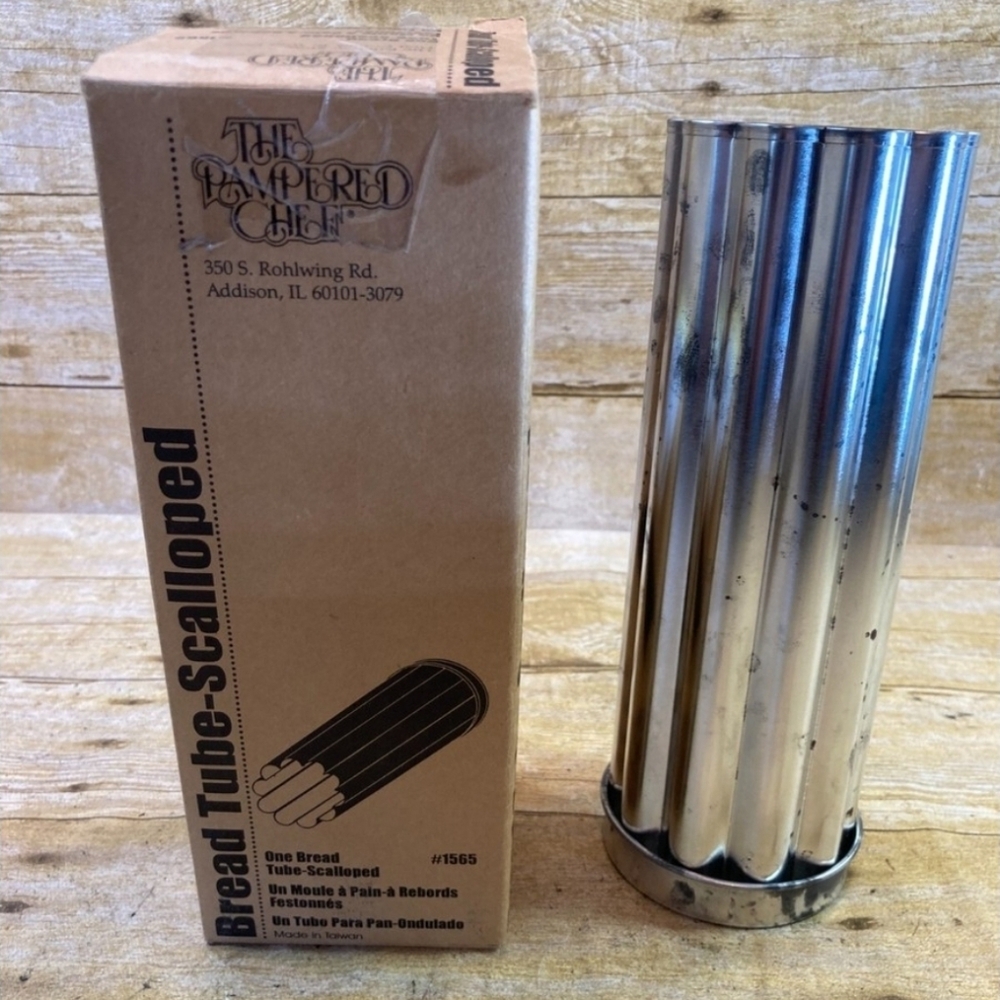 The Pampered Chef Scalloped Bread Tube #1576